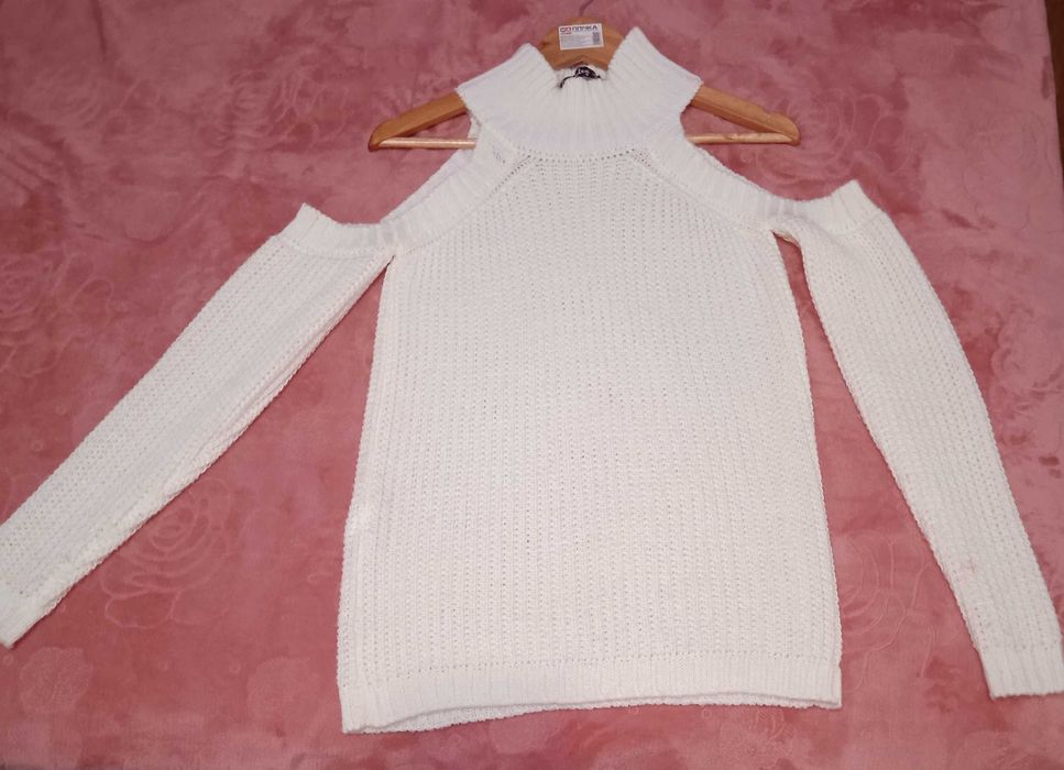 Свитер с опущенными плечами