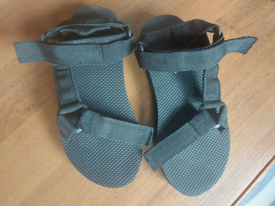 Продам детские босоножки