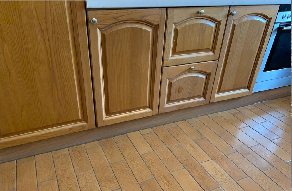 Кухня Скаволини - натуральное дерево, витражи, стол, стулья