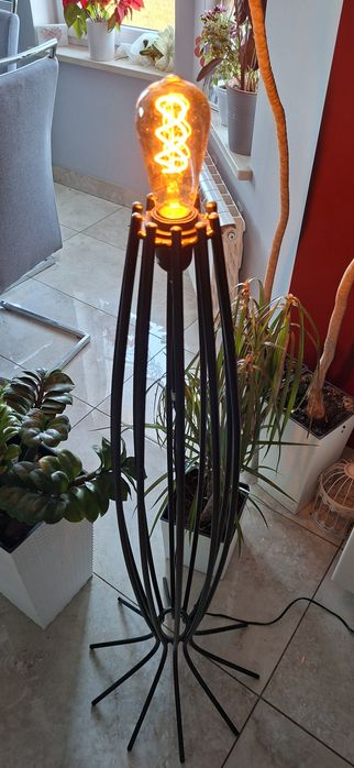 Lampa stojąca podłogowa loft wystrój restauracji