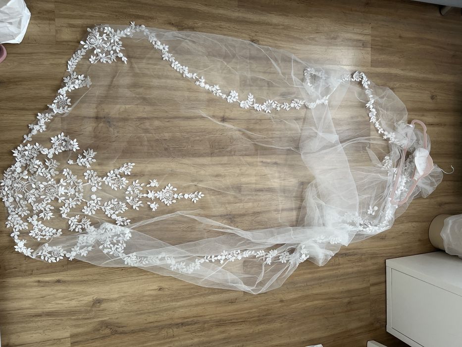 Biały welon ślubny katedralny