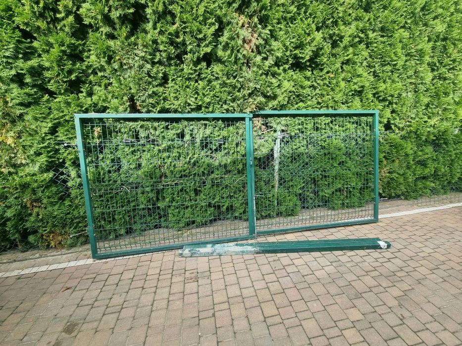 Brama dwuskrzydłowa zielona z 2 słupkami