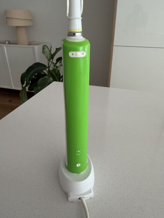 Escova de dentes eletrica Oral B pro