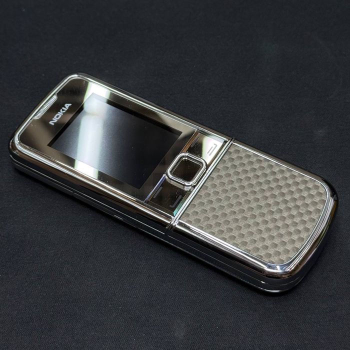 Nokia 8800 Arte Carbon — преміальний кнопковий телефон