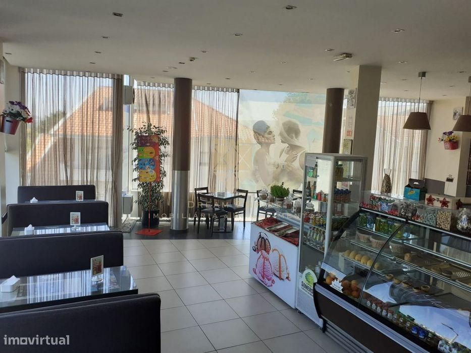 Trespasse De Café No Centro De Paredes