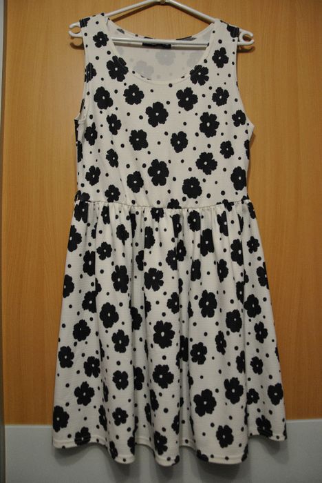 sukienka biała w czarne kwiatki, rozmiar 42 , bal, wesele, sylwester