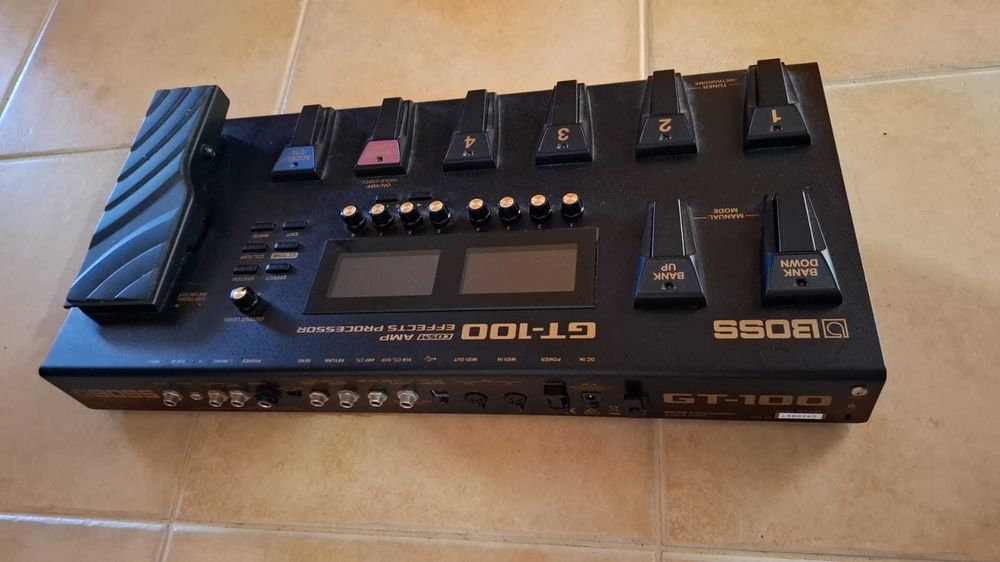 BOSS GT100 pré AMP e processador de efeitos+ alimentador