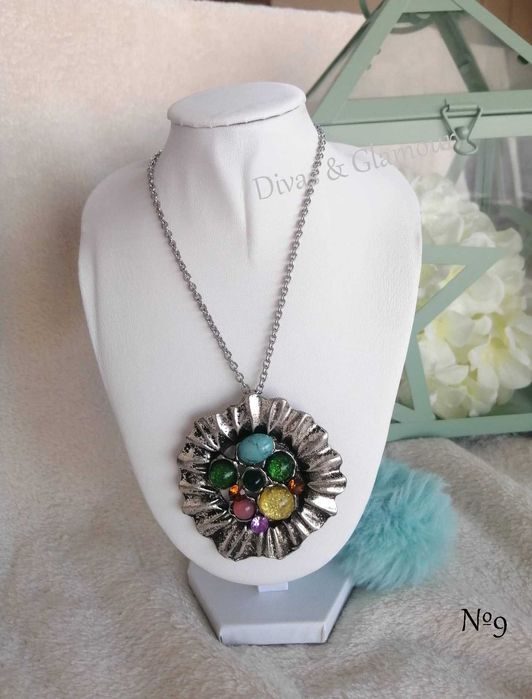 vários modelos de colares no anúncio