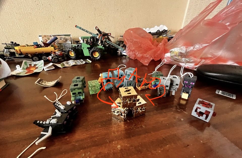 Обміняю золотий блок на інші фігурки кіндер джой майнкрафт