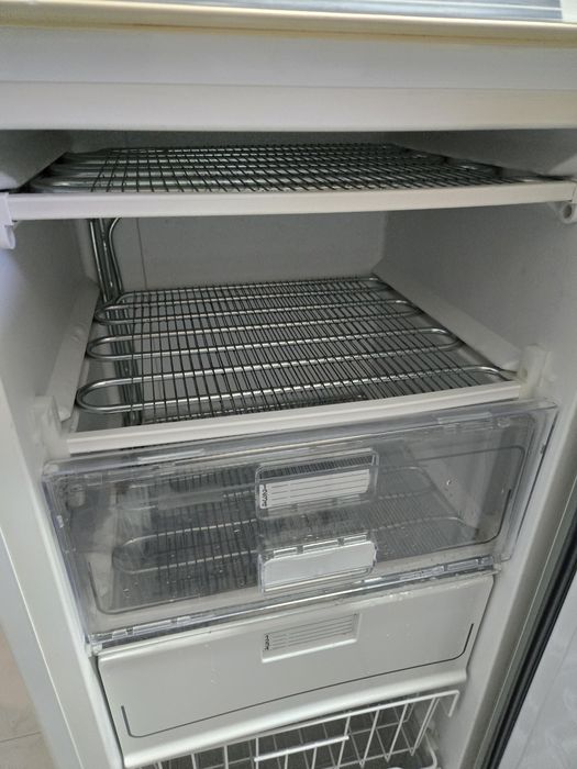 Arca congeladora vertical ariston