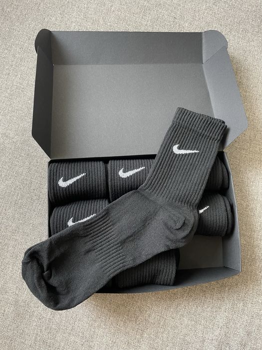 Nike Wysokie Biale/Czarne  35/38 boks 2 szt. (18 par )