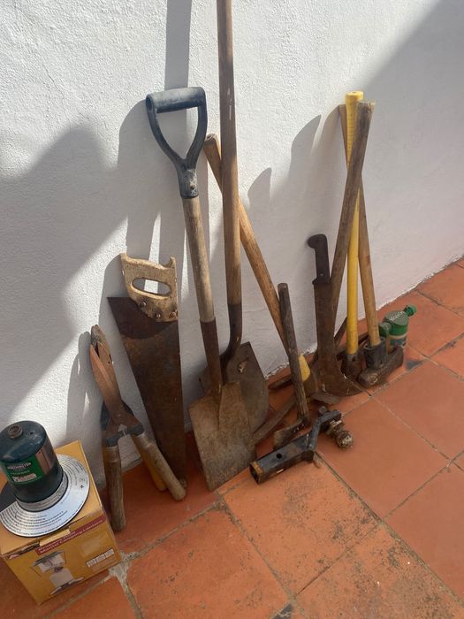 Ferramentas de construção e jardim usadas