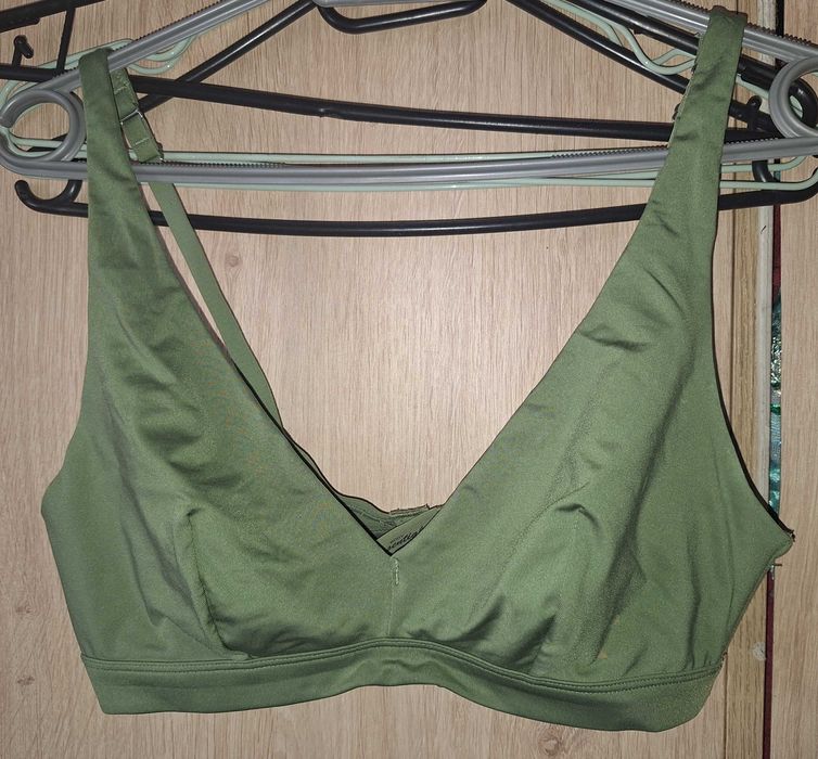 Biustonosz sportowy Essentials EU 75B.