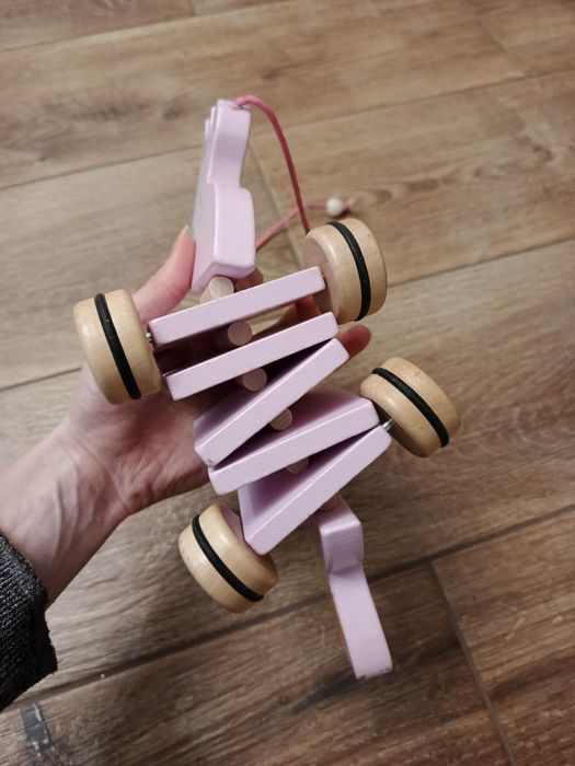 Koń konik pekaz drewniany do ciągnięcia dla dzieci różowy