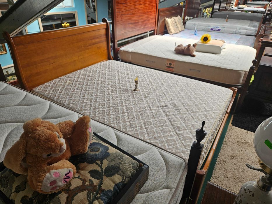 Cama em madeira maciça com estrado e colchão - Muito bom estado geral