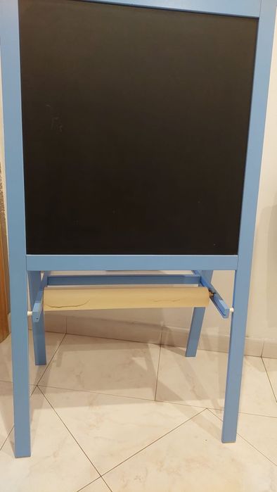 Cavalete Ikea para criança com rolo selado