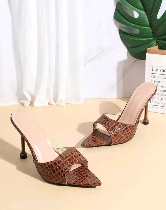 Sandália com estampa crocodilo novas última unidade