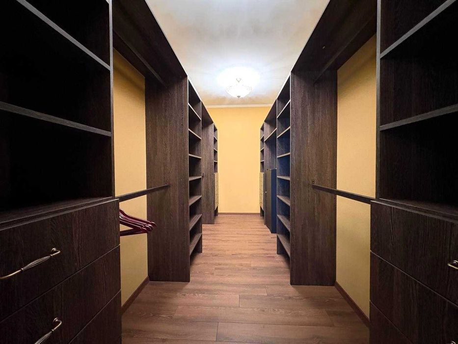 Продаж будинку 355 м² та 21 сот. землі у с. Конопниця