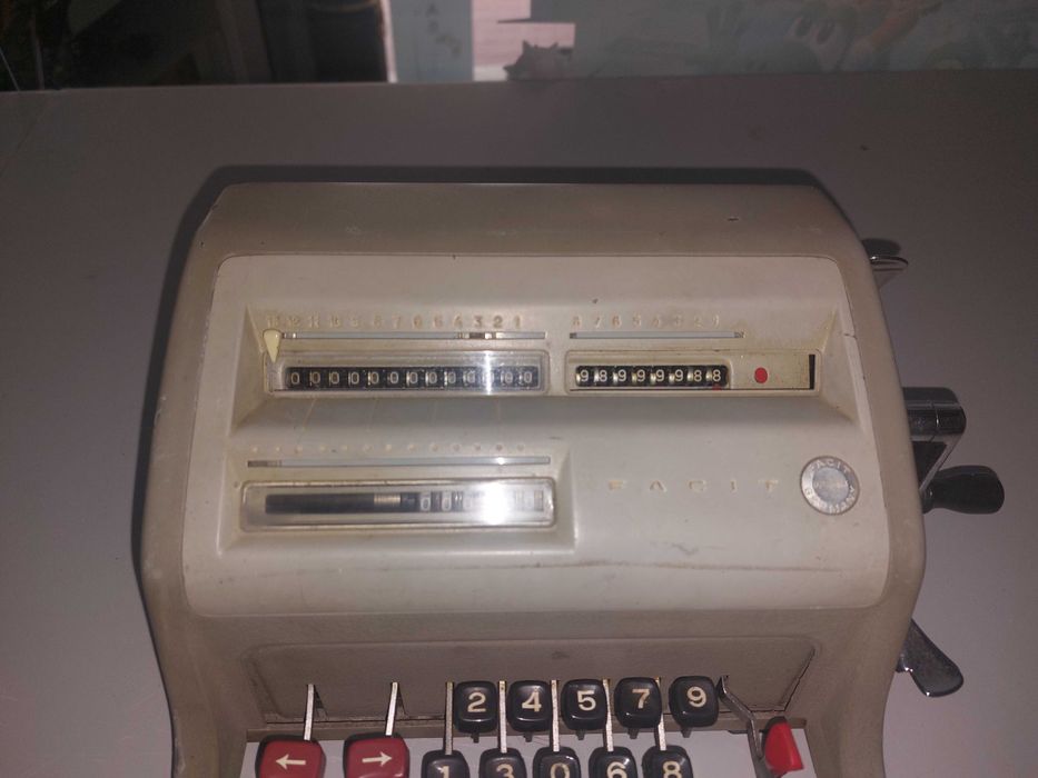 Maquina calculadora facit muito antiga