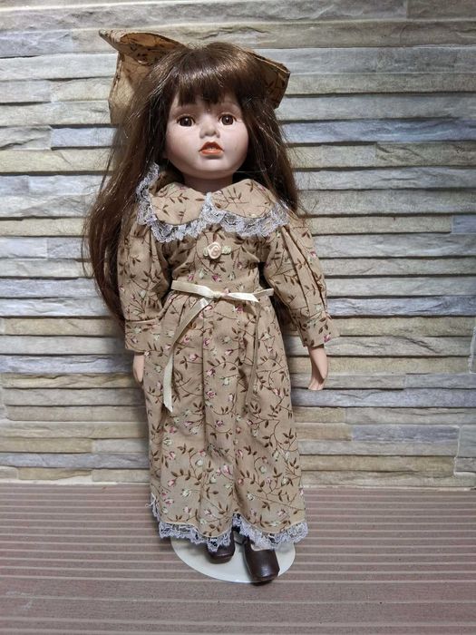Vende-se Conjunto Seis Bonecas Porcelana