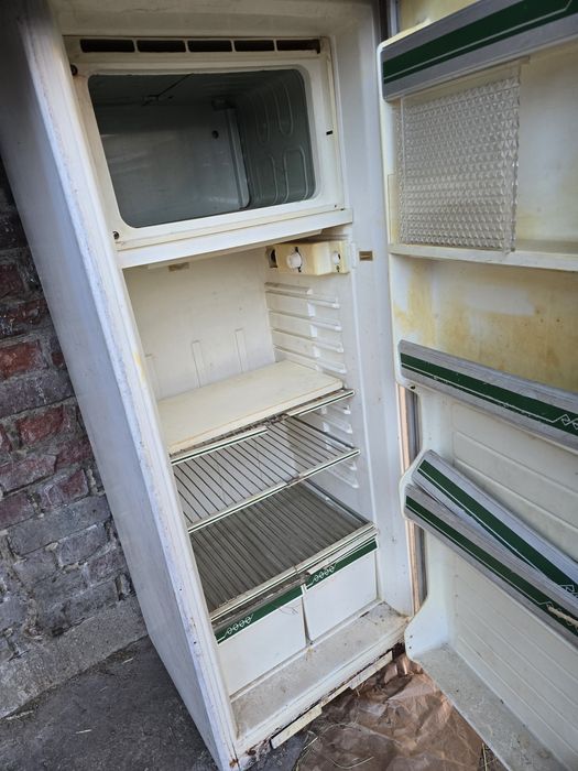Stara ale działająca lodówka z zamrażarka  oddam