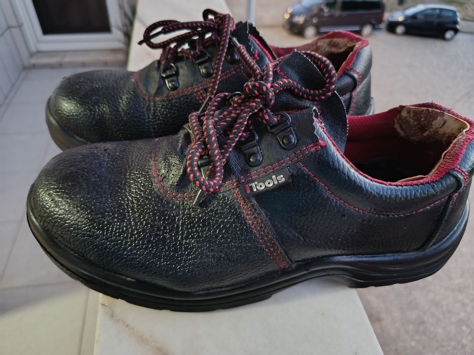 Sapatos com biqueira de ou aço