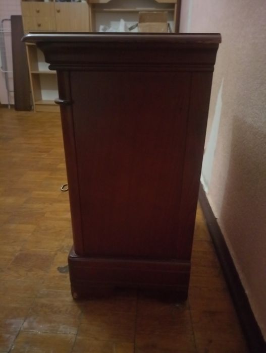 Тумбочка (57 см * 36 см *70 см),практически новая)