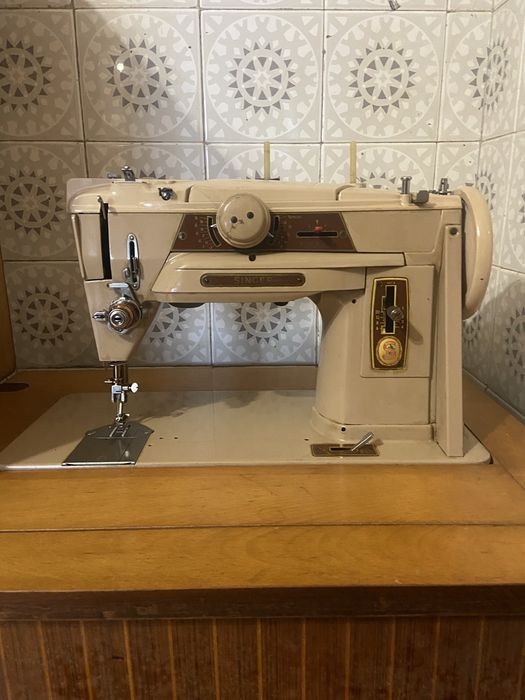 Maquina Singer com ligação eletrica