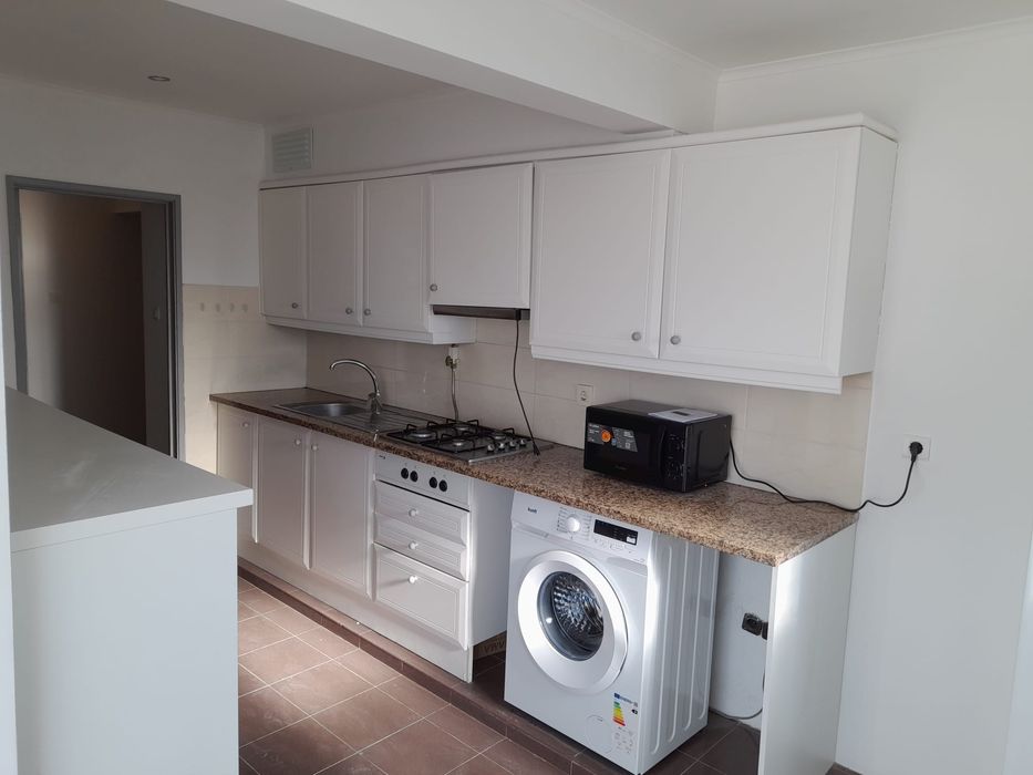 Alugo quarto com contrato, para casal sem filhos.