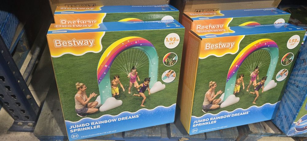 Várias piscinas de criança e brinquedos