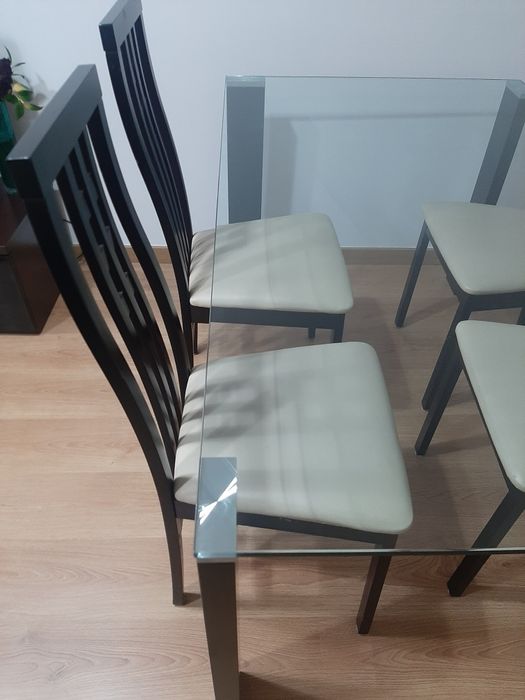 Mesa de sala e quatro cadeiras