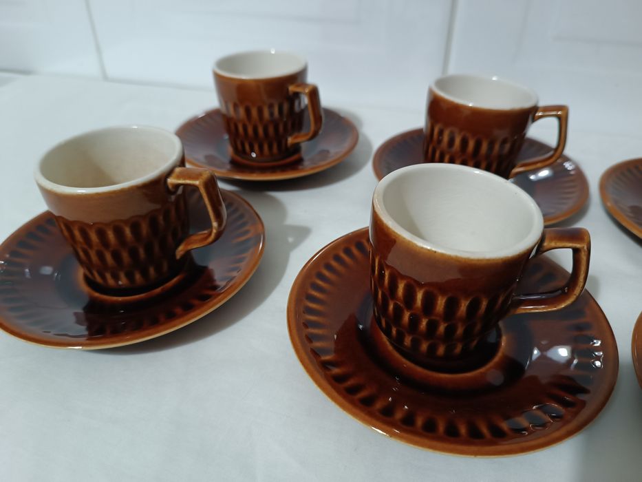 Conjunto de café muito antigo. Chávenas e Pires