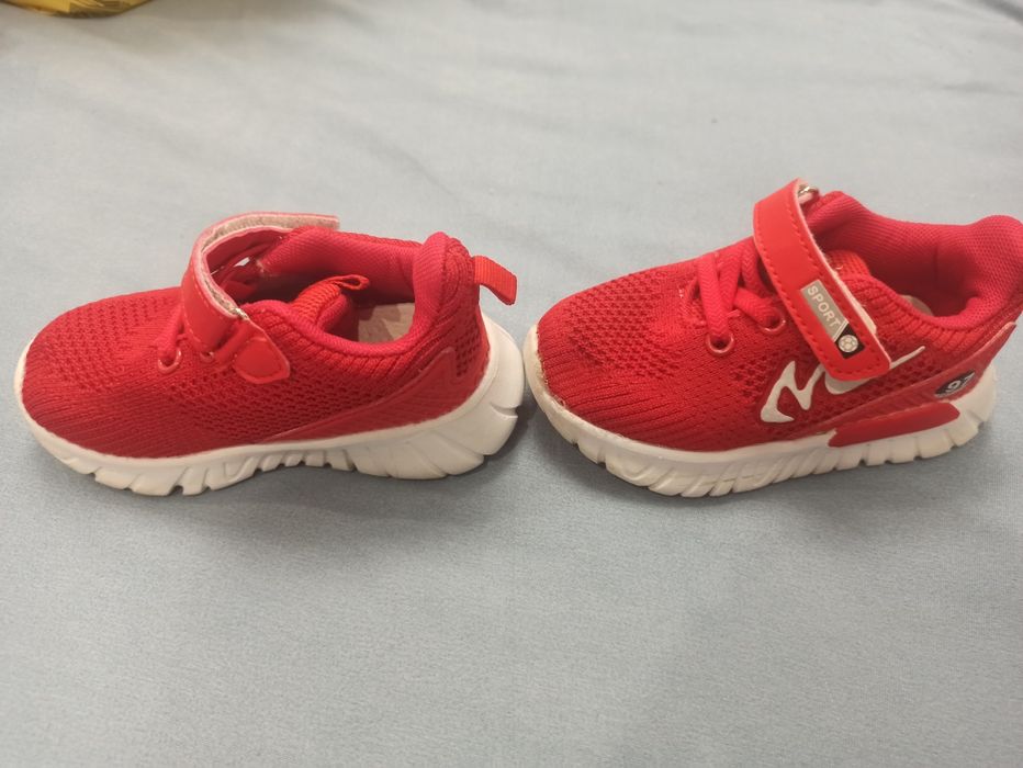 Детские кроссовки 24