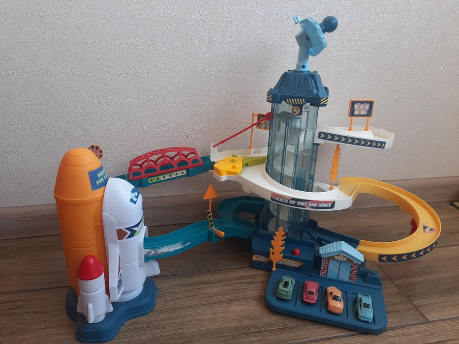 Дитяча парковка з ліфтом, космічна станція