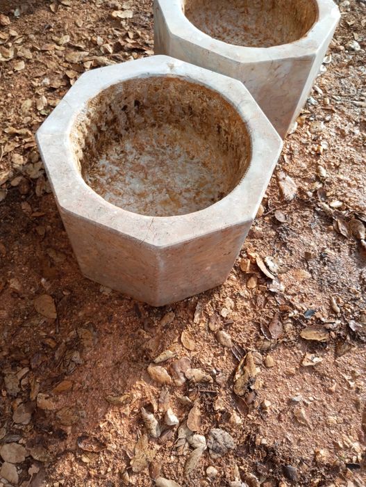 Conjunto de pias em pedra