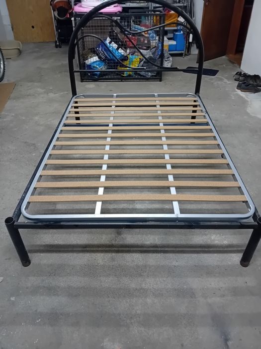 Cama com estrado