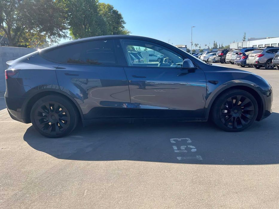 Tesla Model Y      2024