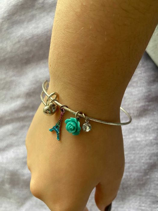 Pulseira com um coração, torre Eifel, flor e cristal