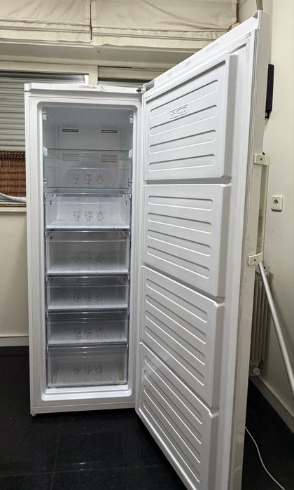 Arca Arca Frigorifica Vertical Beko RFNE290L21W - 250L