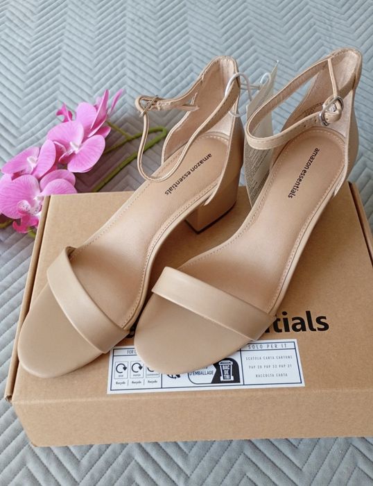Klasyczne beżowe sandały na stabilnym słupku Amazon Essentials  39 na wesele eleganckie