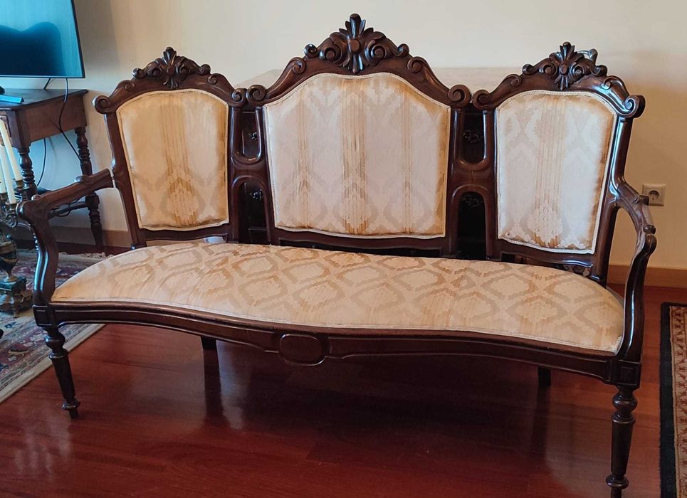 Canapé Sofá estilo antigo– Confortável e em Excelente Estado