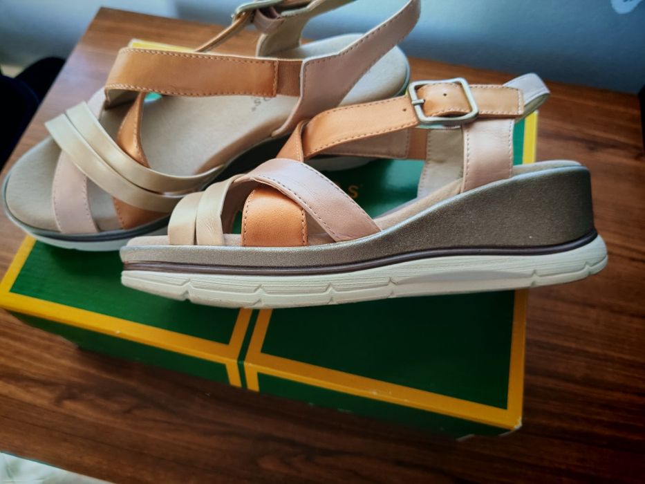 Um par de sandálias e uns sapatos de senhora