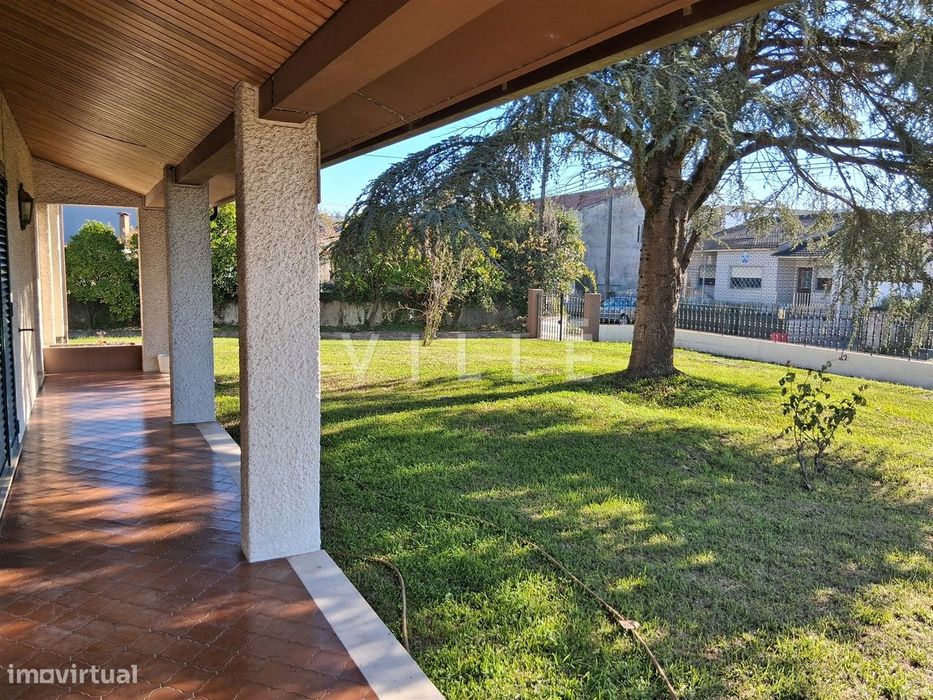 Moradia T5 isolada, Valongo do Vouga, Águeda, Aveiro, com anexos, jard
