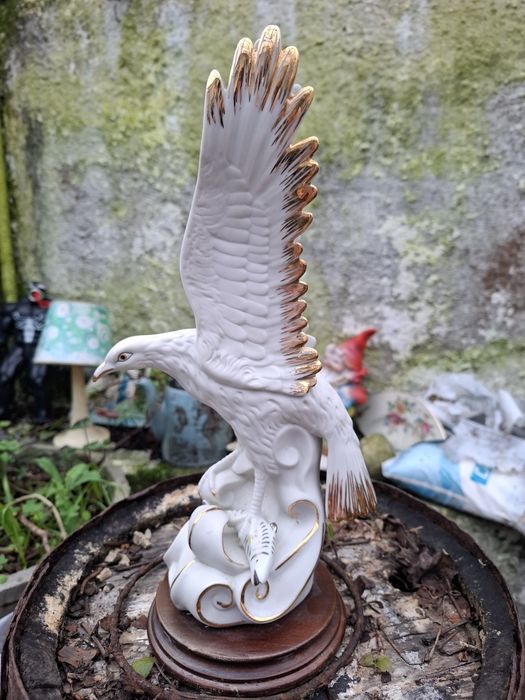 Escultura, figura. Águia com peixe.