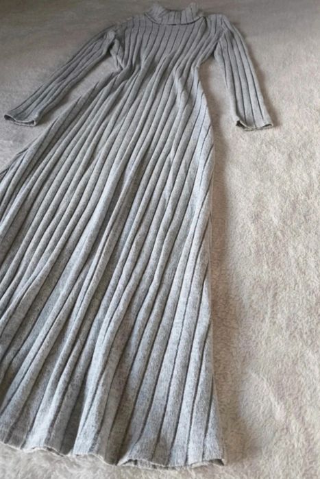 Szara prążkowana sukienka maxi z golfem