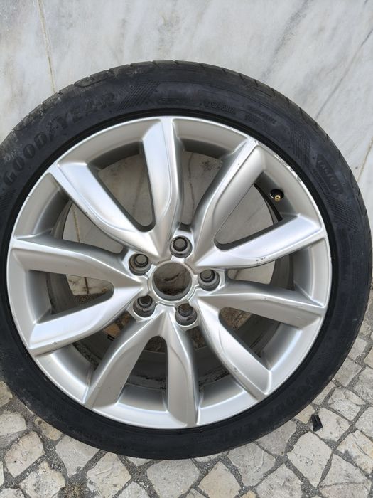 1 Jante de liga leve de 17 polegadas original da Audi (furação 5x112),calçada com um pneuGoodyear