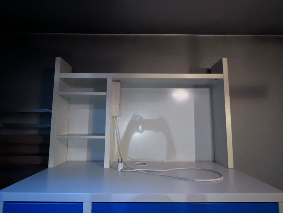 Secretária IKEA com extensão deslizante e tomada integrada – 105x50 cm