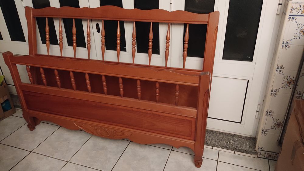 Cama de casal pinho mel, duas mesinhas e mais estrado.