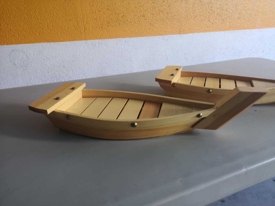 Barcos de madeira para sushi