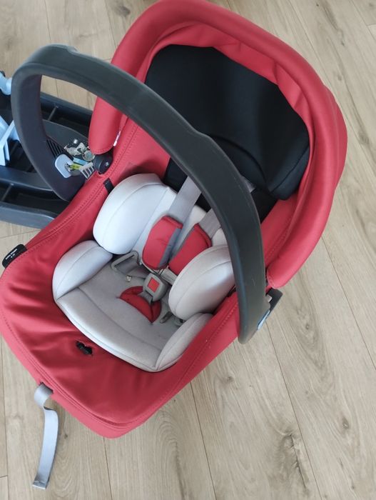 Używany fotelik włoskiej firmy PegPerego z bazą